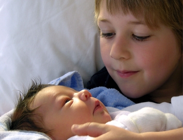 Baby mit gro&szlig;em Bruder